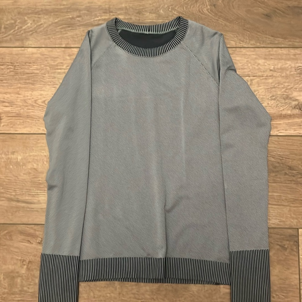 Lululemon top GREAT CONDITION. Maybe wore once or twice.
